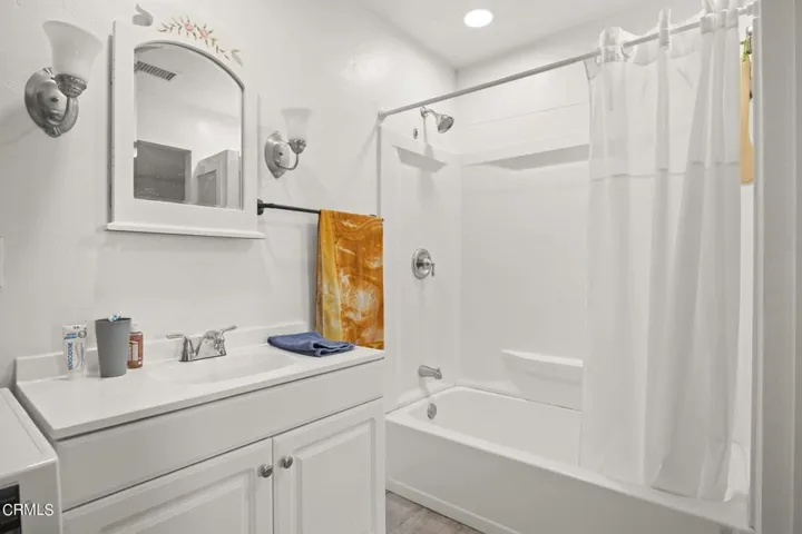 28-web-or-mls-UpmarketMedia_160oak-27