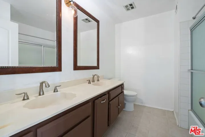 upstairs bath with double sinks