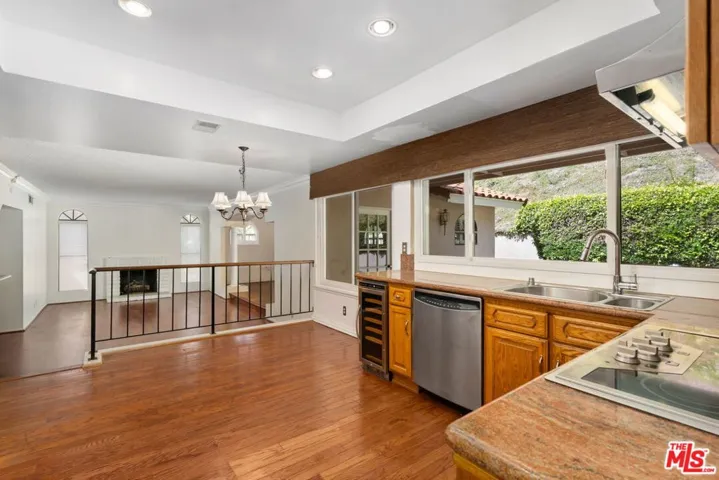 kitchen and breakfast area