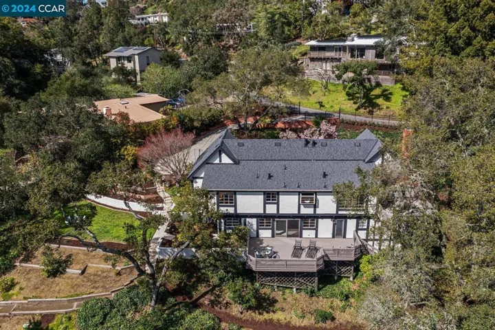 50 La Campana, Orinda, California 94563