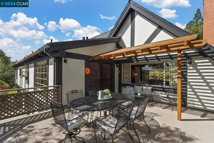50 La Campana, Orinda, California 94563