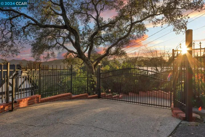 50 La Campana, Orinda, California 94563