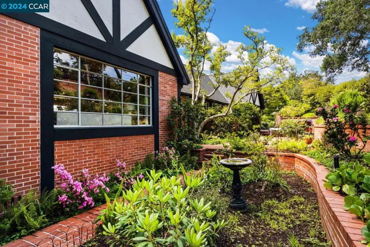 50 La Campana, Orinda, California 94563