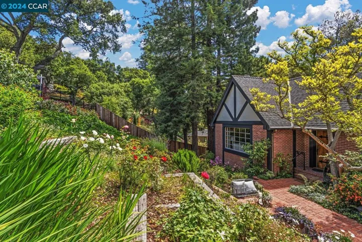 50 La Campana, Orinda, California 94563