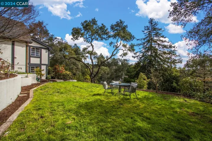 50 La Campana, Orinda, California 94563