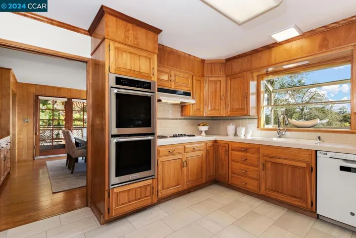 50 La Campana, Orinda, California 94563