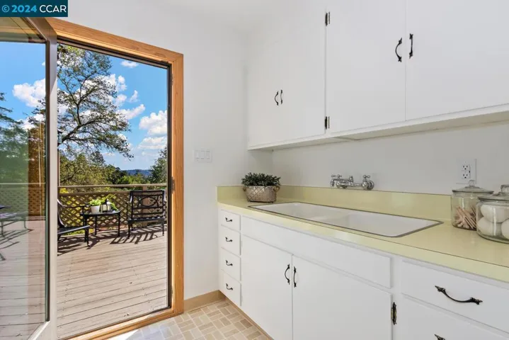 50 La Campana, Orinda, California 94563