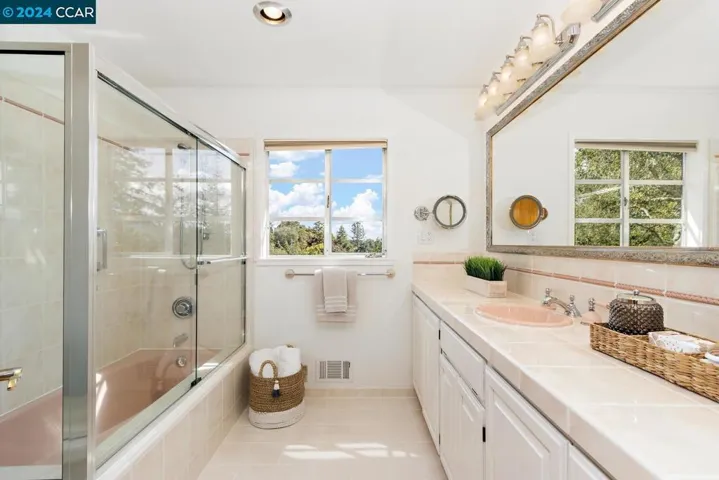 50 La Campana, Orinda, California 94563