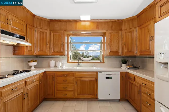 50 La Campana, Orinda, California 94563