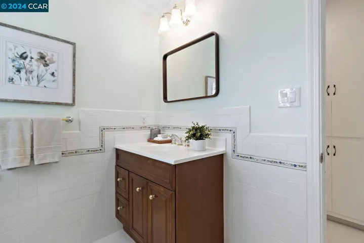 50 La Campana, Orinda, California 94563