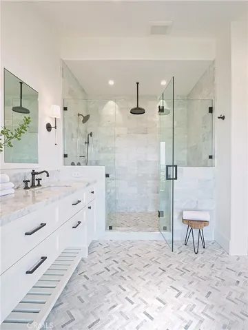 Large primary shower with multiple shower heads