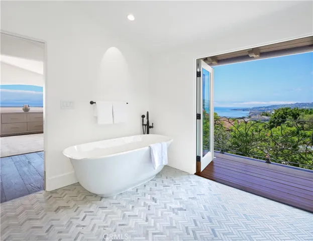 Primary soaking tub