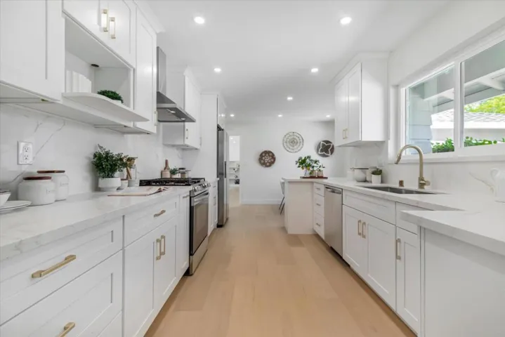 19701 Via Escuela Drive, Saratoga, California 95070
