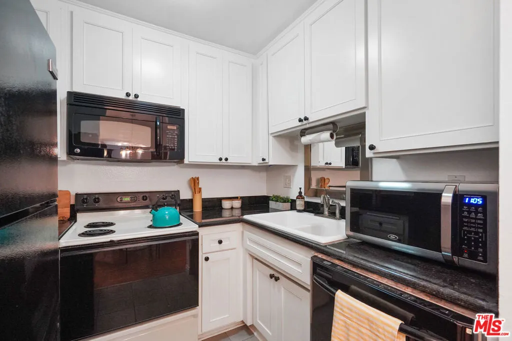 837 N West Knoll Drive 112, West Hollywood, California 90069 home-pic-15