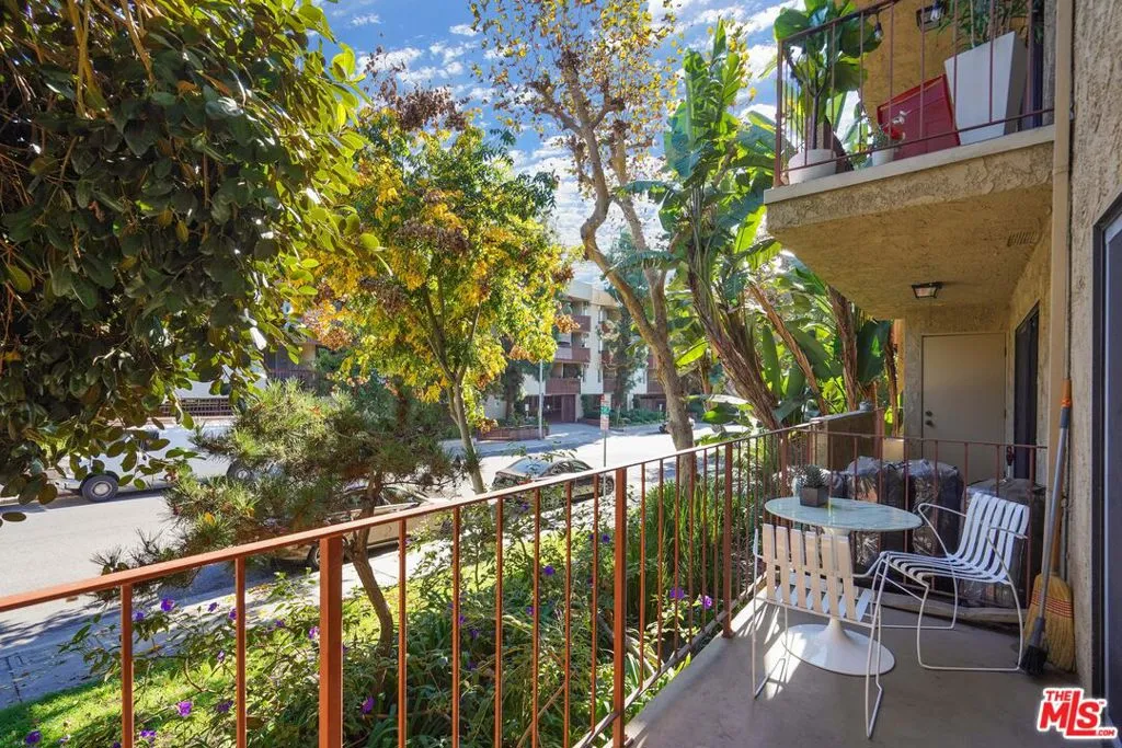 837 N West Knoll Drive 112, West Hollywood, California 90069 home-pic-23