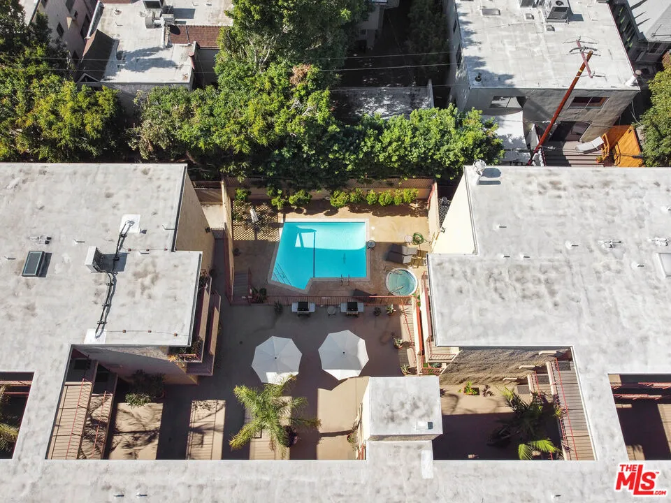837 N West Knoll Drive 112, West Hollywood, California 90069 home-pic-4