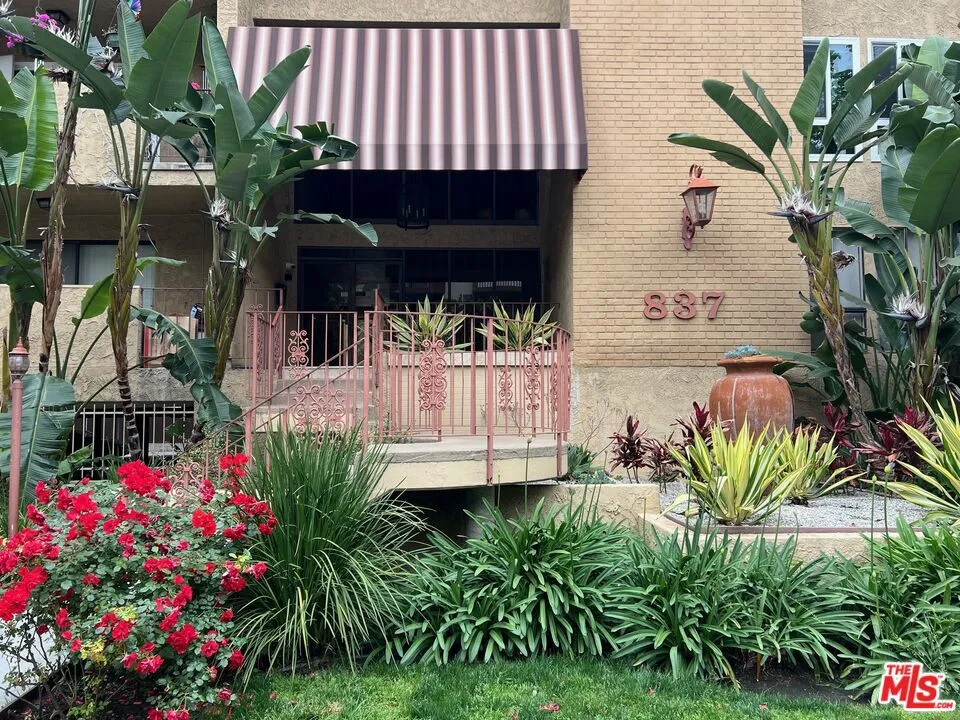 837 N West Knoll Drive 112, West Hollywood, California 90069 home-pic-0
