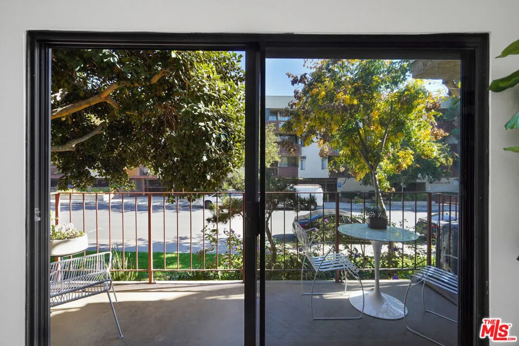 837 N West Knoll Drive 112, West Hollywood, California 90069 home-pic-22