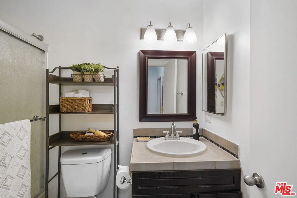 837 N West Knoll Drive 112, West Hollywood, California 90069 home-pic-16