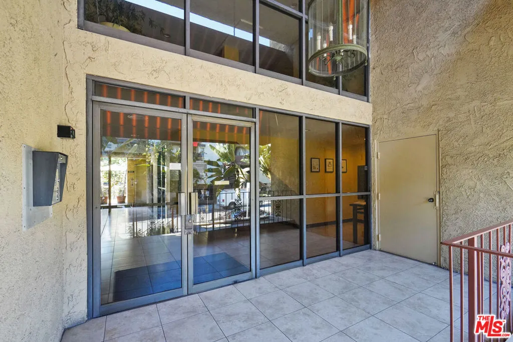 837 N West Knoll Drive 112, West Hollywood, California 90069 home-pic-5