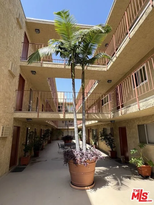 837 N West Knoll Drive 112, West Hollywood, California 90069 home-pic-25