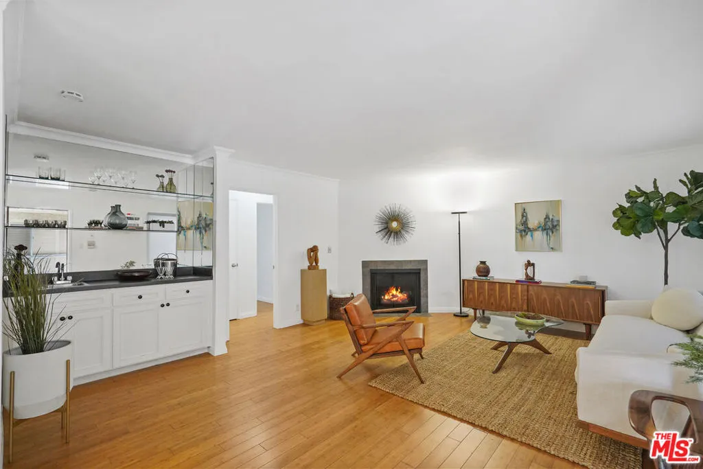 837 N West Knoll Drive 112, West Hollywood, California 90069 home-pic-6