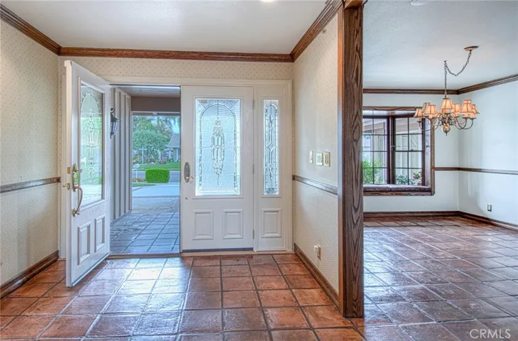 1212 Castlegate entry and dining room