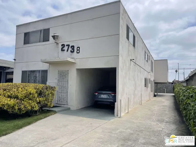 Spacious driveway & parking