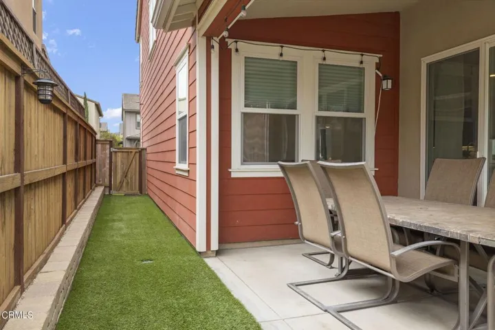 43-web-or-mls-UpmarketMedia-10578San-128