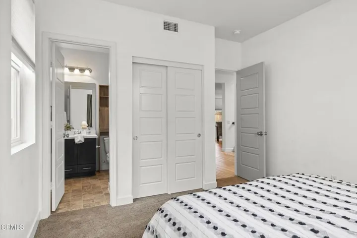 20-web-or-mls-UpmarketMedia-10578San-60