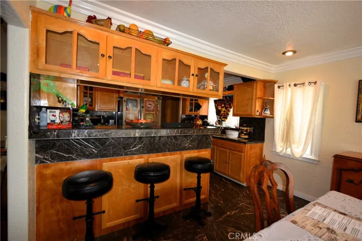 View of the gorgeous breakfast bar