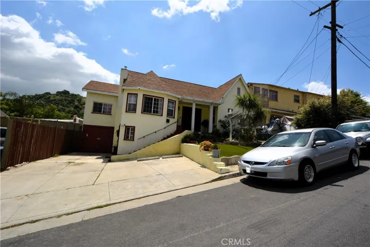 Extra parking spaces (up to 5 cars) in addition to 1 car garage