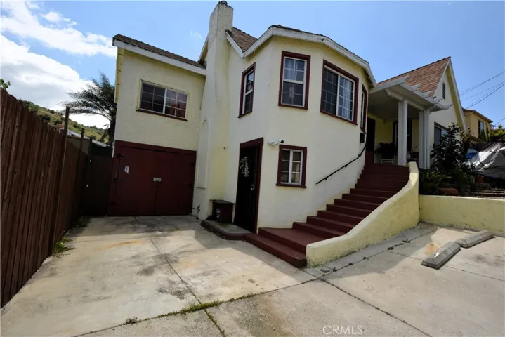 Additional bedroom, storage or bonus room inside Turret can be converted into an aditional dwelling unit.