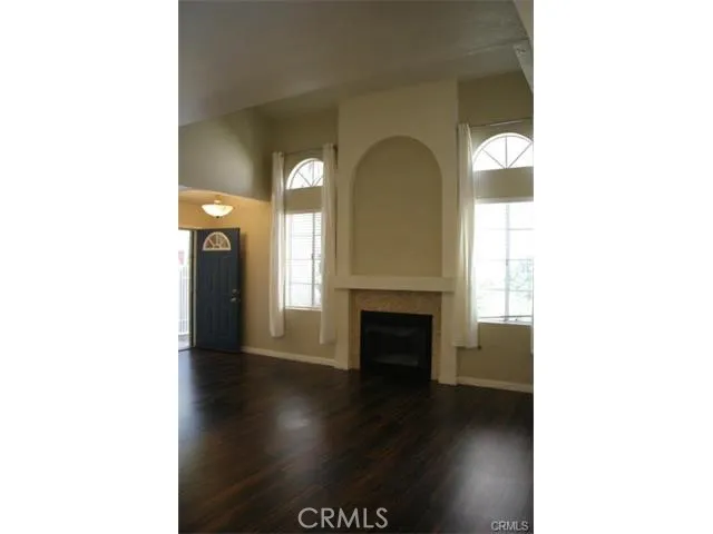 FAAMILYROOM WITH VAULTED CEILINGS