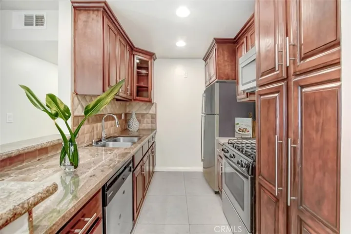 18620 Hatteras Street 211, Tarzana, California 91356