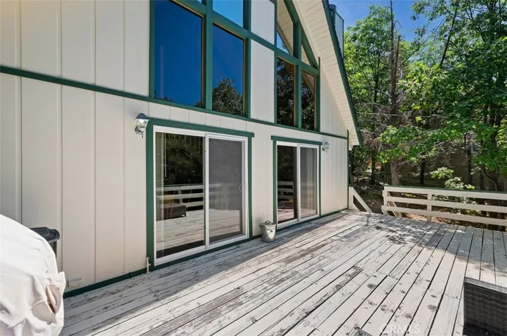 1075 Grass Valley Road, Lake Arrowhead, California 92352
