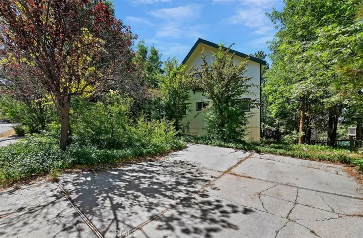 1075 Grass Valley Road, Lake Arrowhead, California 92352