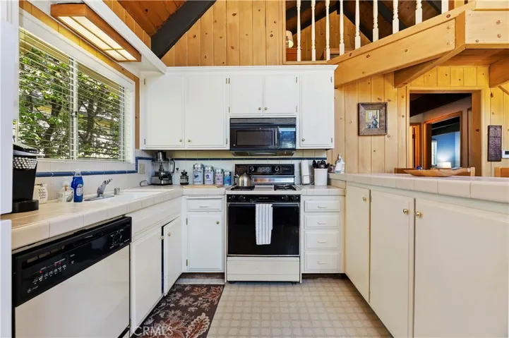 1075 Grass Valley Road, Lake Arrowhead, California 92352