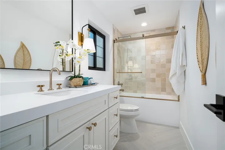 Ensuite to 2nd Bedroom