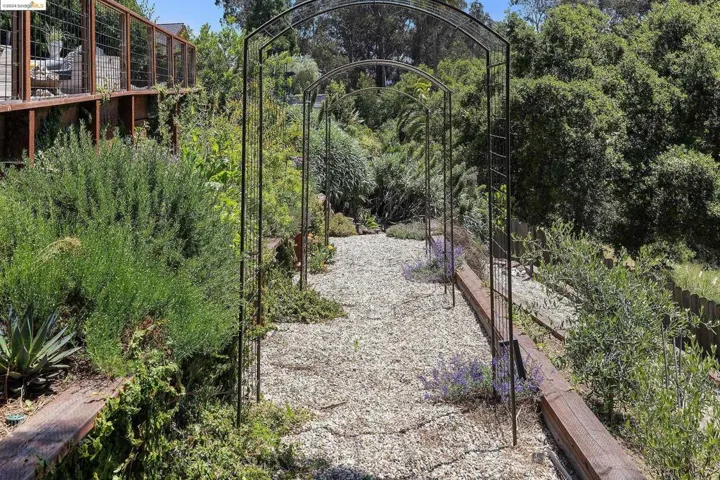 530 Elysian Fields Dr, Oakland, California 94605