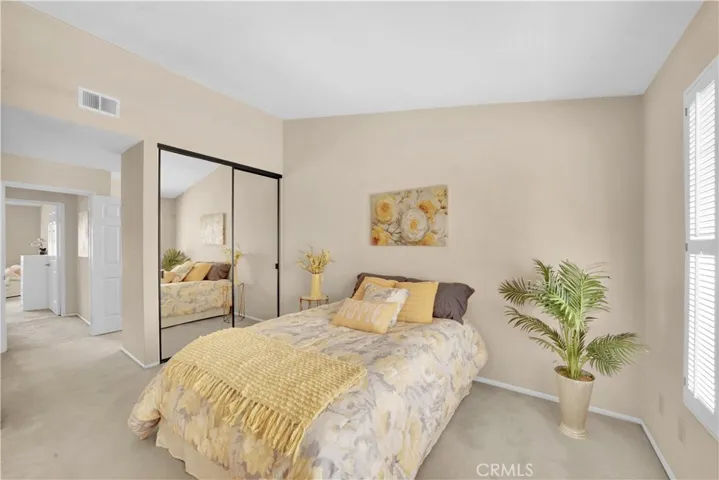 Good size bedrooms, smooth ceilings, Mirrored Closets & sit down Vanity!