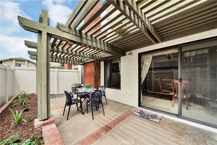 Wonderful Outdoor Living Area with Cover Patio