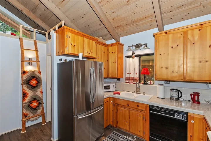 760 Lake Drive, Lake Arrowhead, California 92352