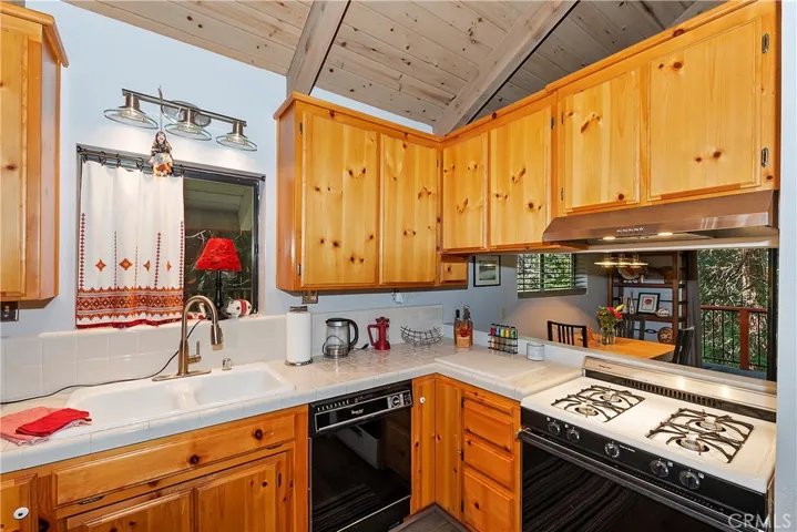 760 Lake Drive, Lake Arrowhead, California 92352