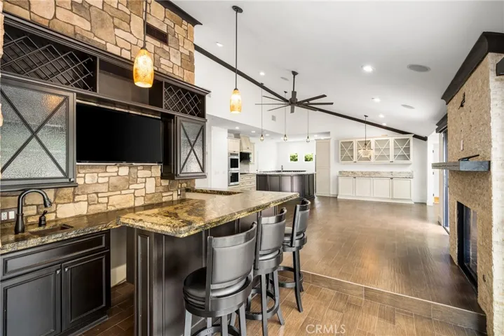 Professional Wet Bar is Perfect for Parties