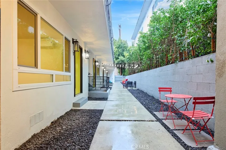 1047 N Sierra Bonita Avenue 13, West Hollywood, California 90046
