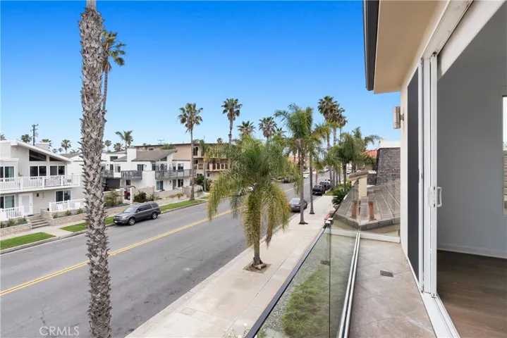Want to check out the surf, take a peek at if from the balcony before heading down.