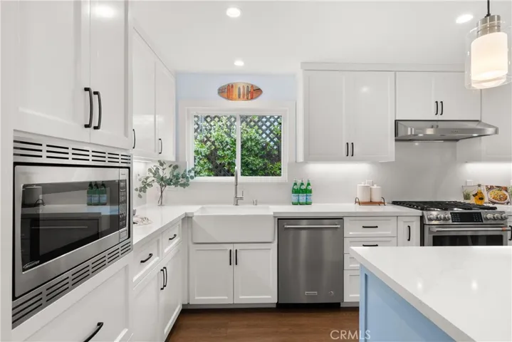 Full slab backsplash - check.
Beautiful apron sink - check