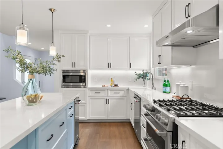 6 burner stove - check
High-end stainless steel appliances - check