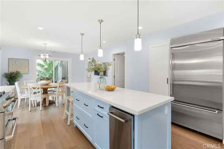 Trash compactor - check
Built-in fridge/freezer - check
gorgeous pendant lighting - check